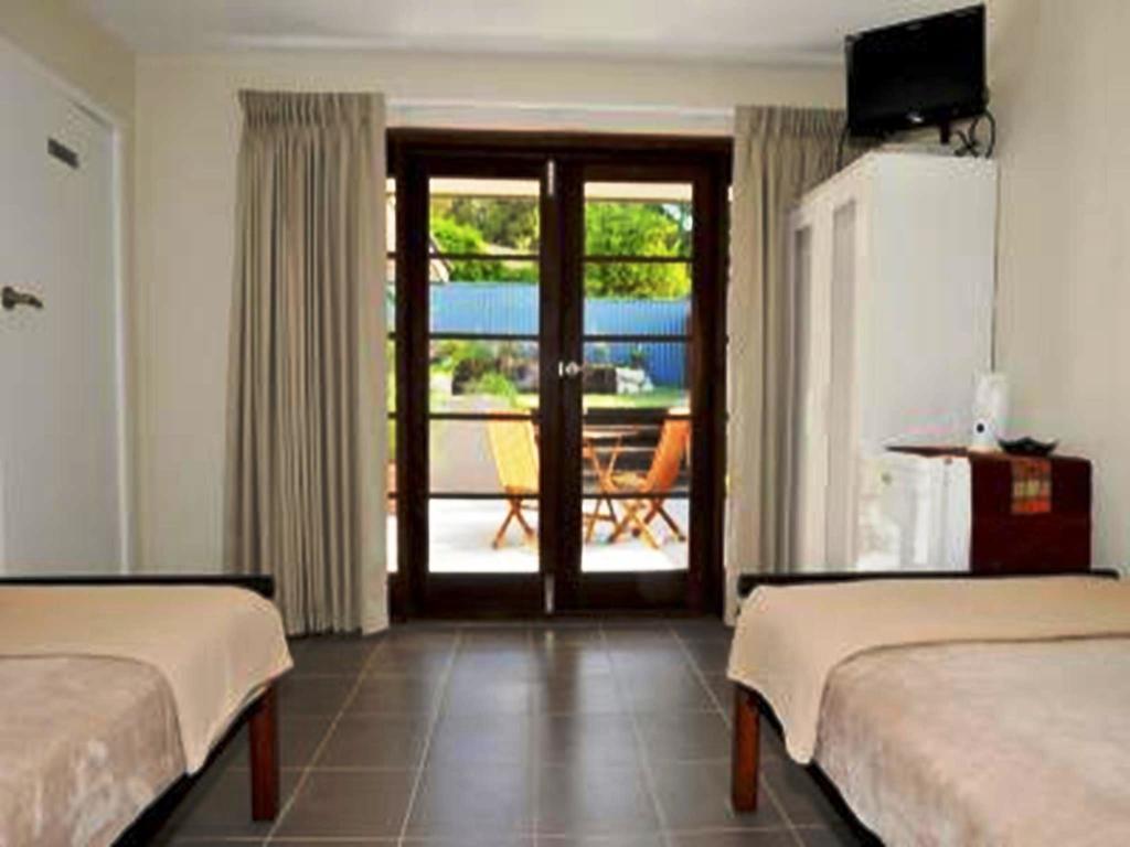 Waikiki Beach Bed And Breakfast Hopeland Exterior photo